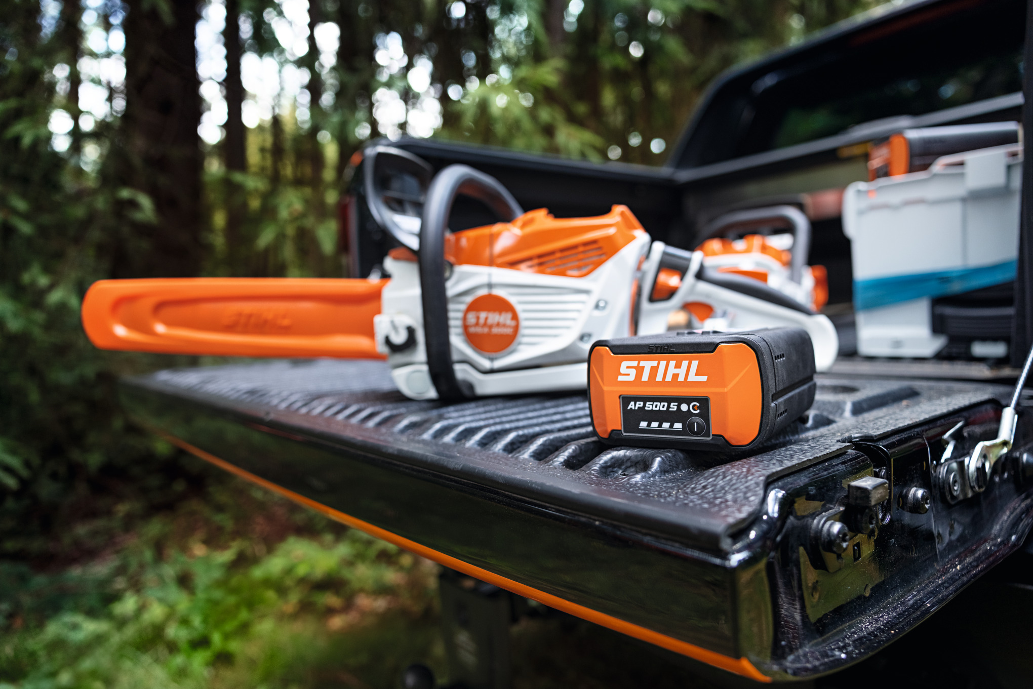 Der Lithium-Ionen-Akku STIHL AP 500 S und die Akku-Kettensäge STIHL MSA 300