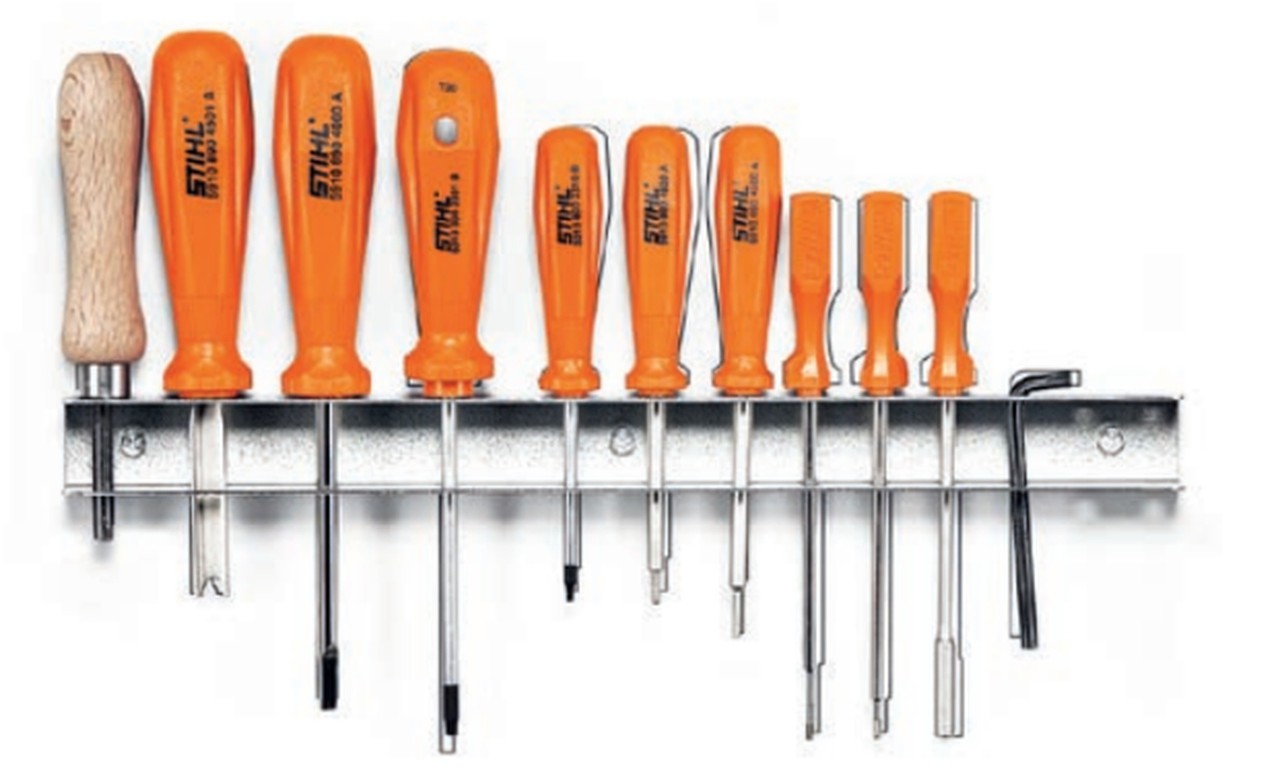 STIHL Sonderwerkzeuge nebeneinander in einer Halterung