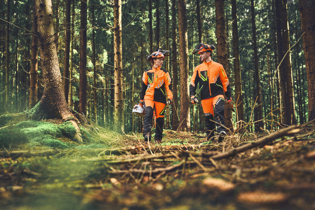  Mann von hinten in STIHL Forstschutzkleidung und einem modularen Gurtsystem auf dem Rücken