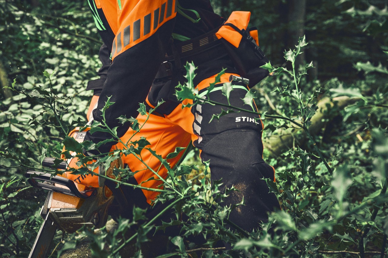 STIHL Schutzausrüstung beim Einsatz in anspruchsvoller Vegetation