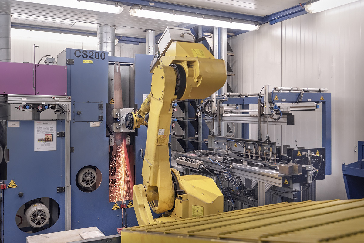 Eine Maschine schleift präzise den Werkstoffübergang