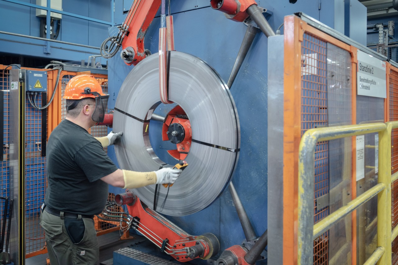 Ein Mann in Schutzausrüstung arbeitet an einer Maschine zur Schienenherstellung bei STIHL 