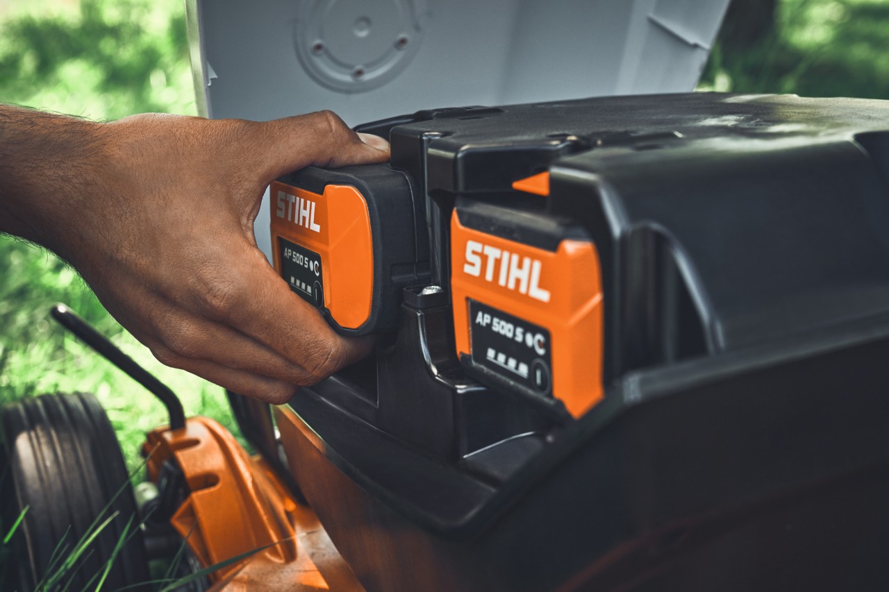 Nahmaufnahme der STIHL Akku-Packs für den Profi-Rasenmäher