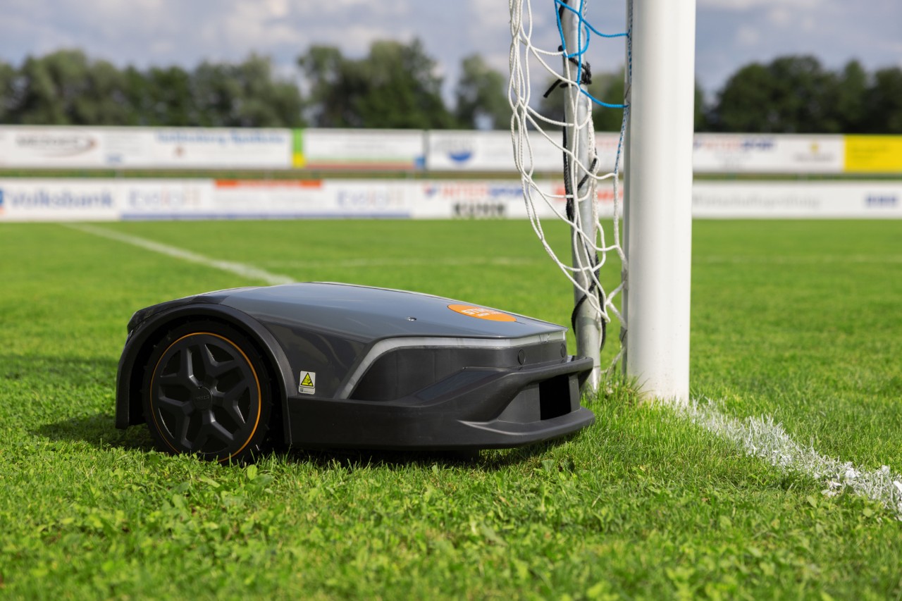 iMOW® 7 Pro auf einem Sportplatz