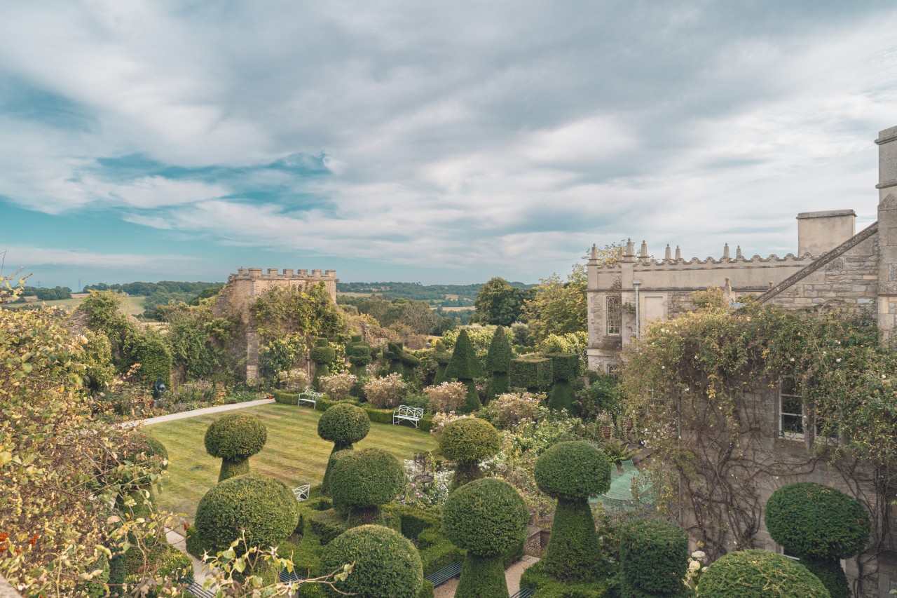 Großer Garten mit architektonischen Gebäuden und garden und Heckenskulpturen