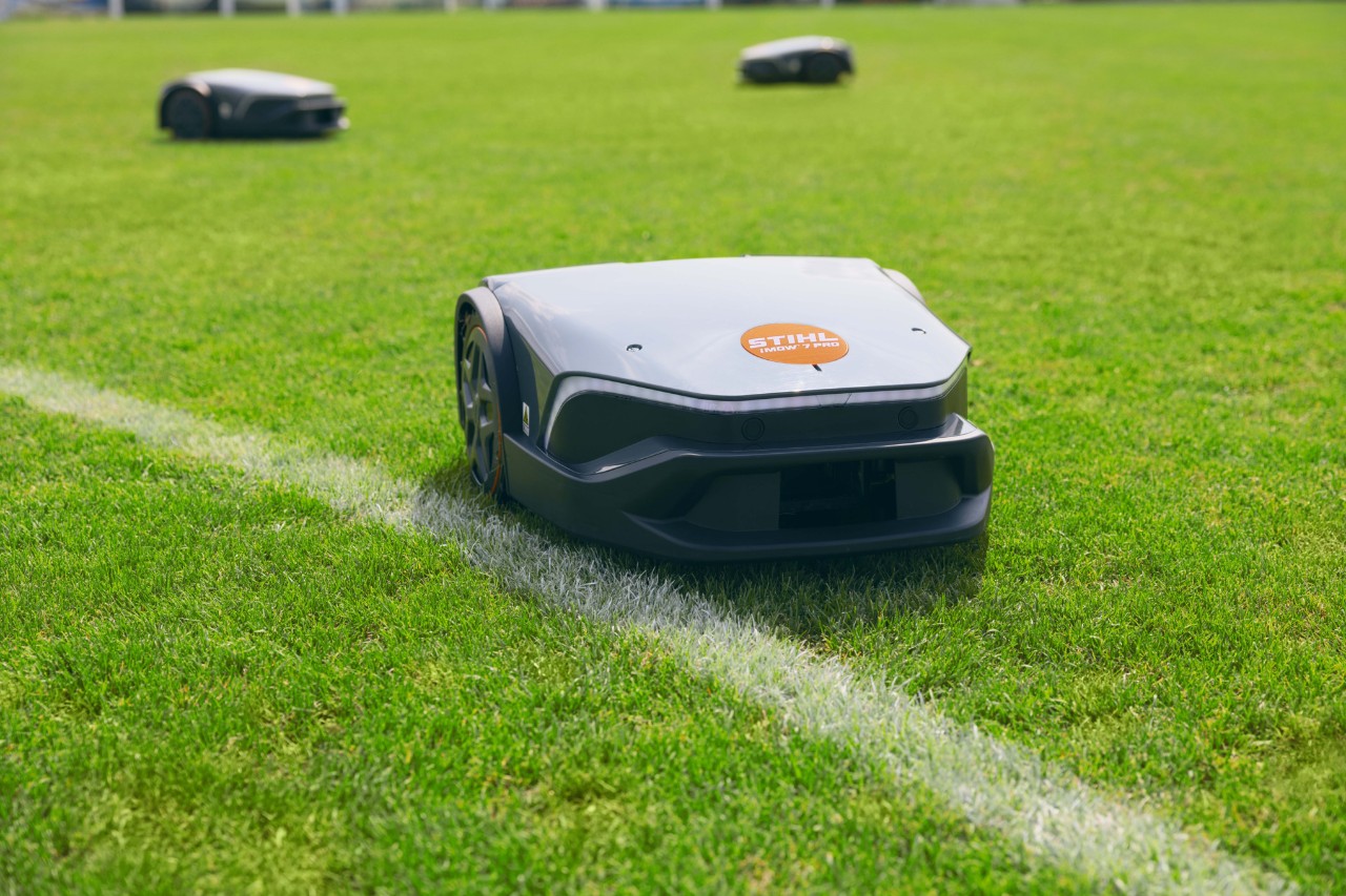 Drei iMOW® 7 Pro auf einem Sportplatz