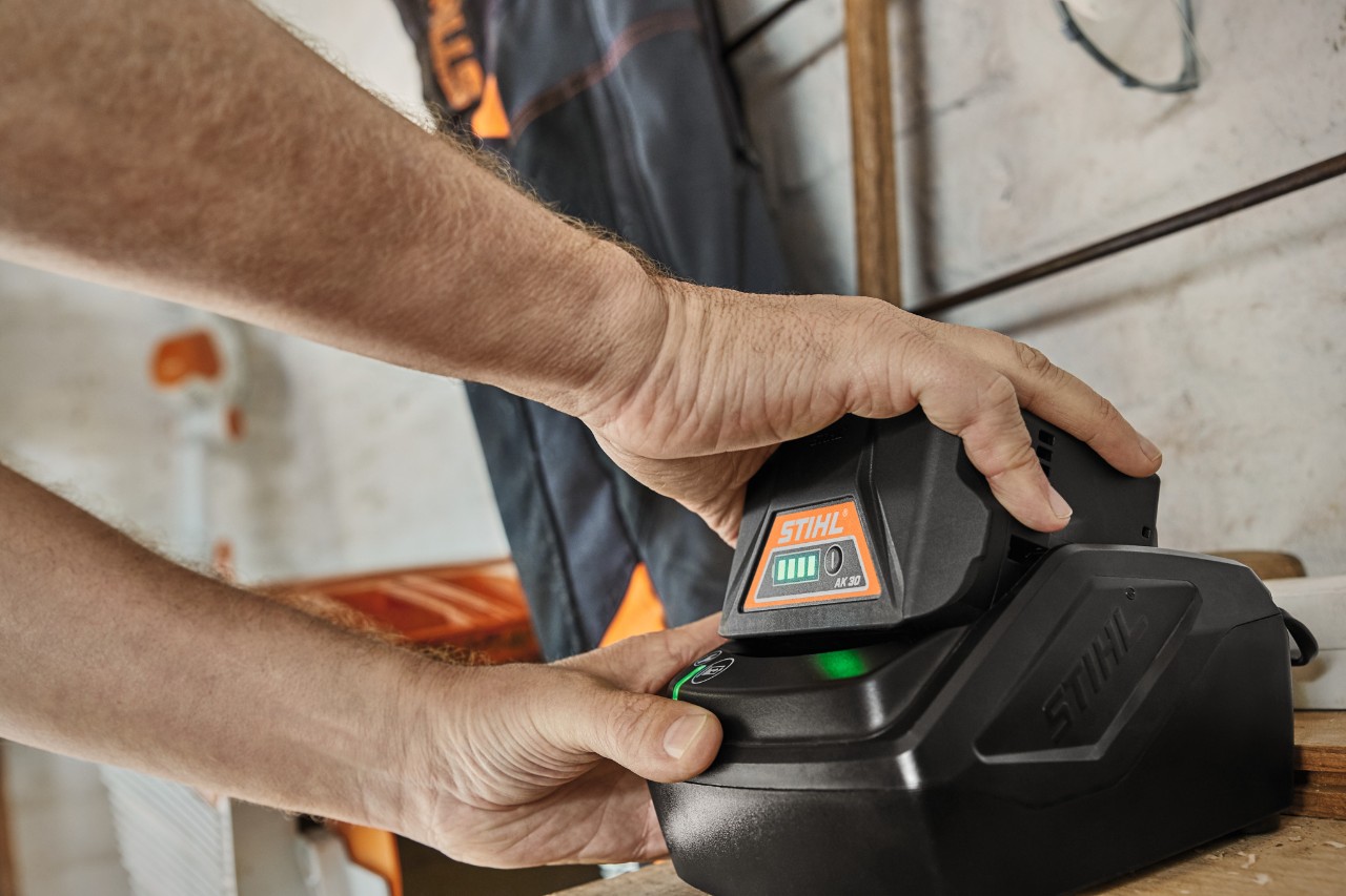 STIHL AK 30 Lithium-Ionen-Akku beim Laden in der Ladestation