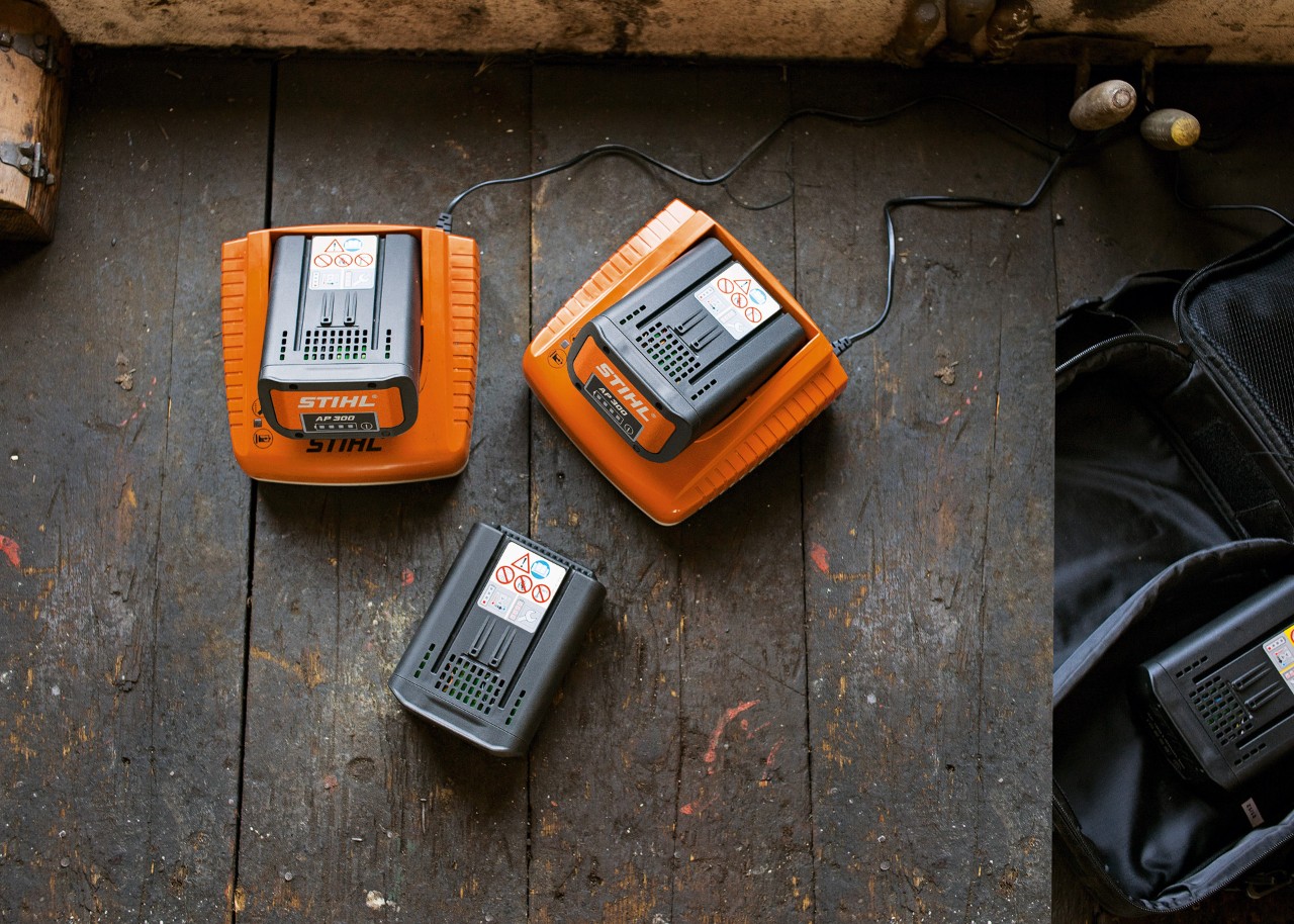STIHL Lithium-Ionen-Akkus werden geladen