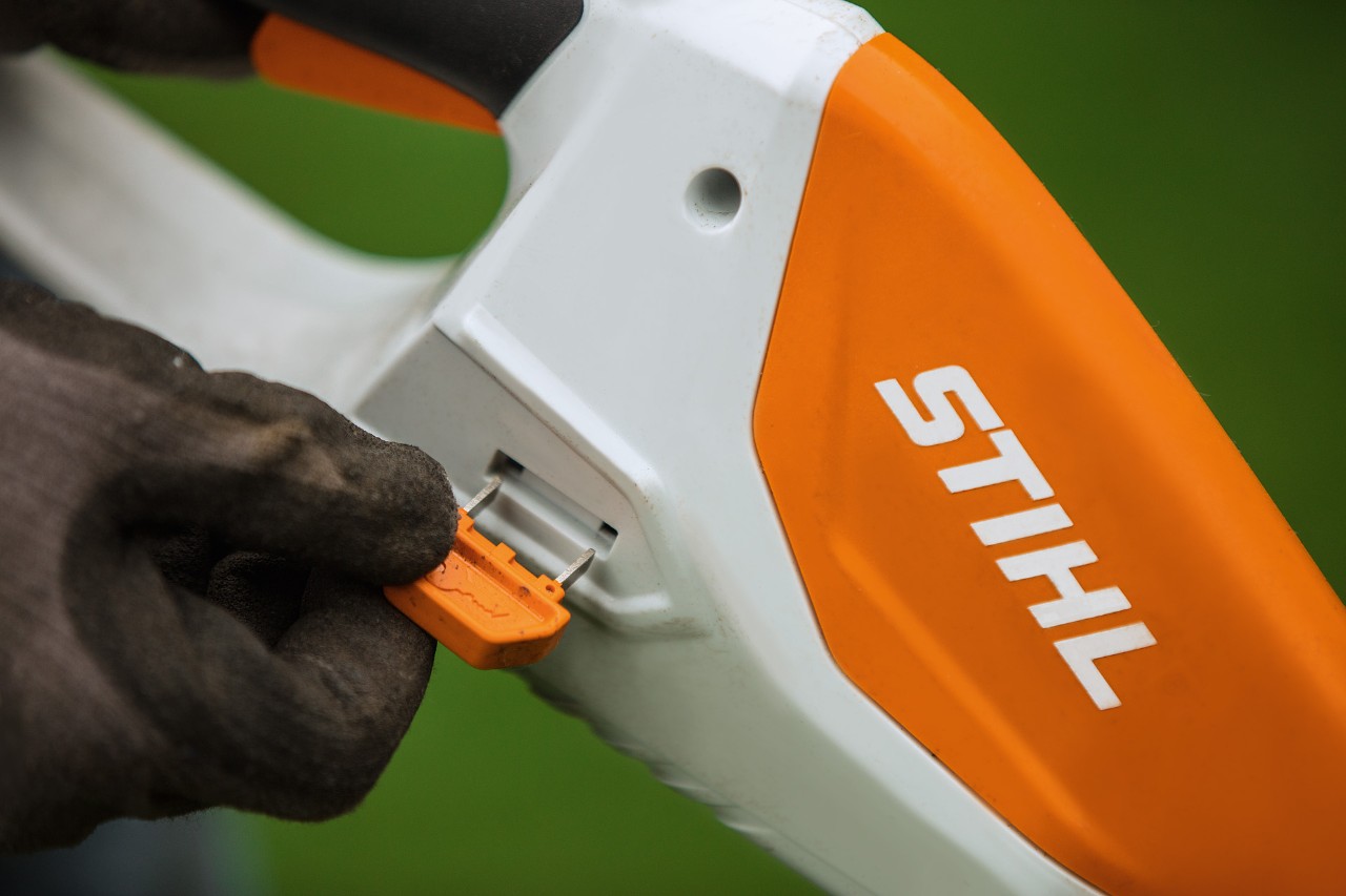 STIHL Akku-Rasentrimmer mit integriertem Akku und Aktivierungsschlüssel