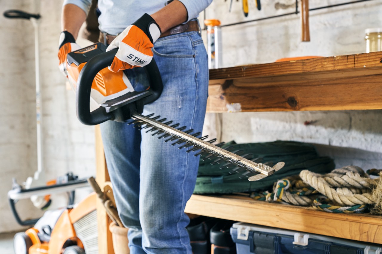 Frau hält eine STIHL Akku-Heckenschere HSA 56 in den Händen