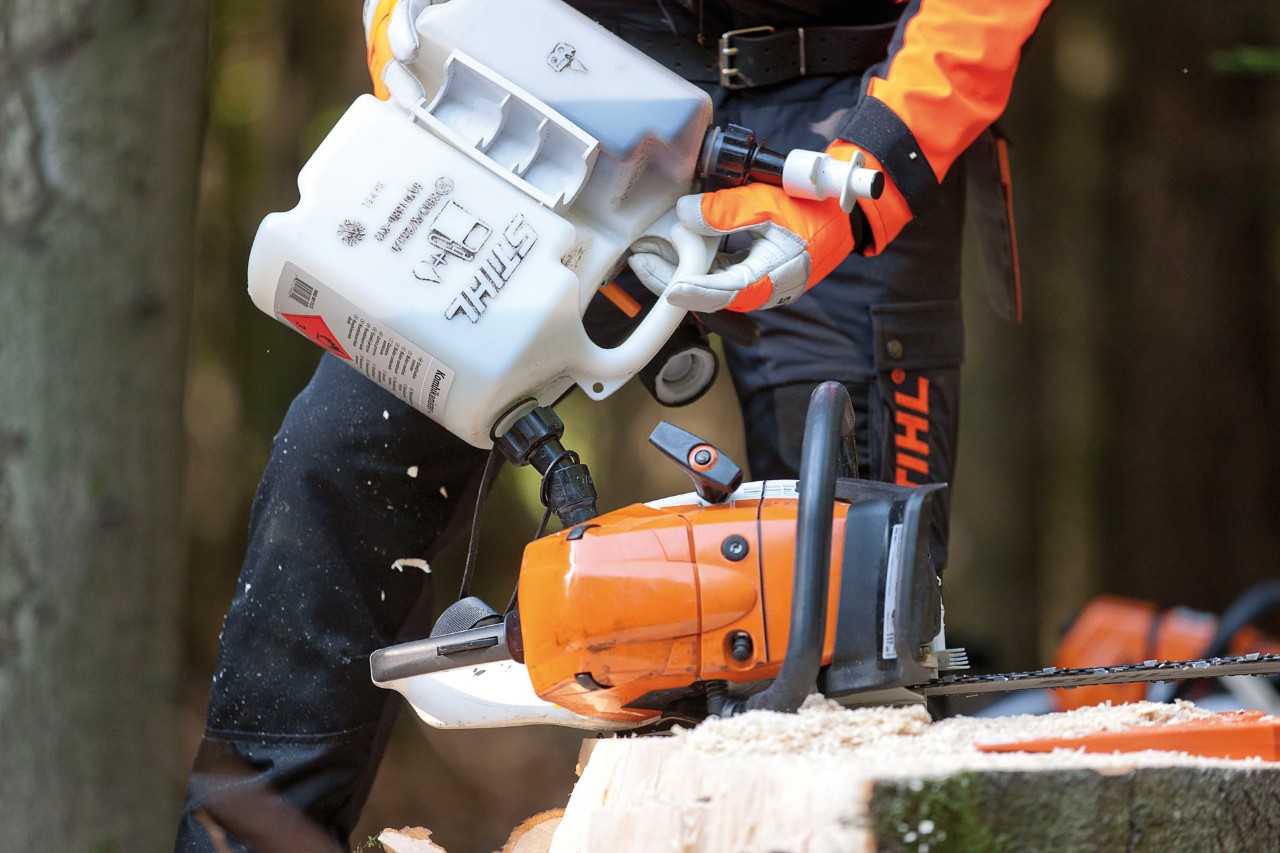  STIHL Kettensäge MS 441 wird mit einem Kettensäge-Gemisch betankt