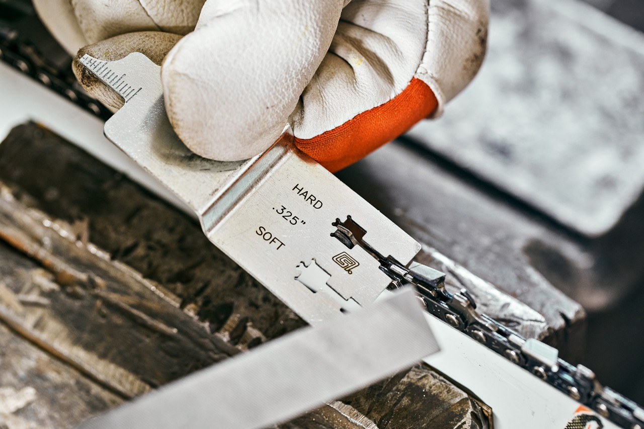 Mit der Feillehre wird der Tiefenbegrenzer angepasst