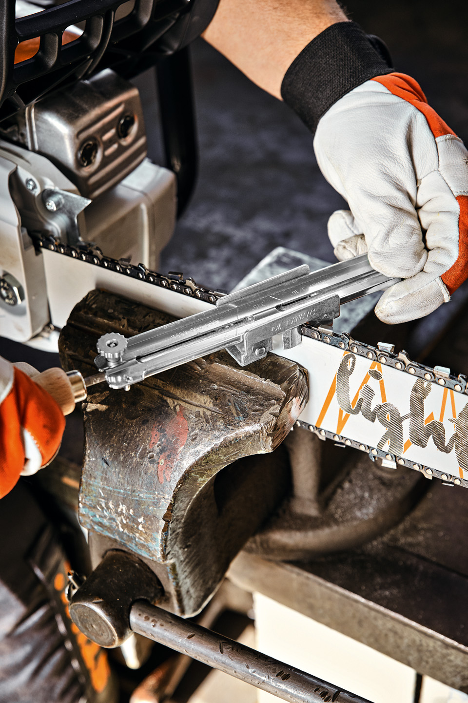 Person mit STIHL Feilenhalterführung an einer STIHL Führungsschiene Light 04