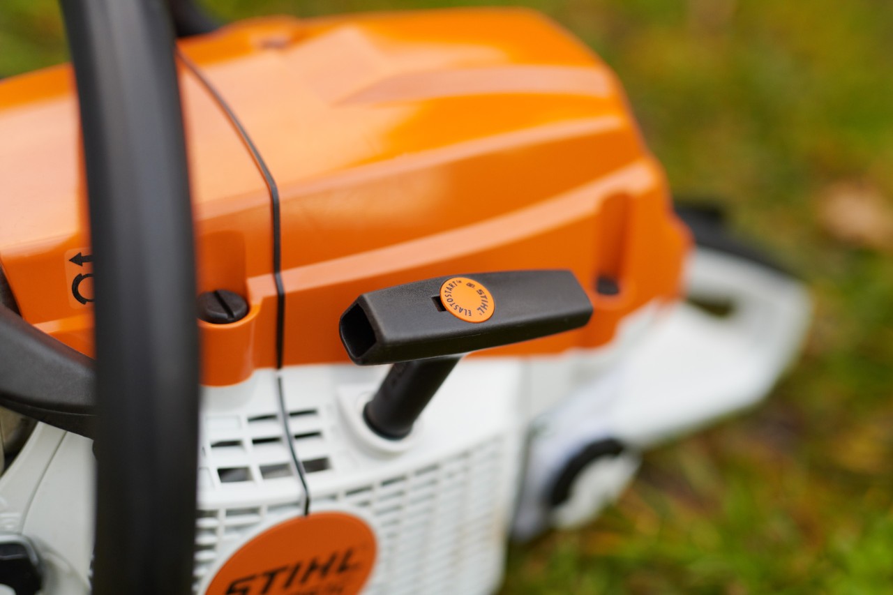 Anwerfgriff der STIHL Benzin-Kettensäge MS 261 C-M mit M-Tronic und ElastoStart
