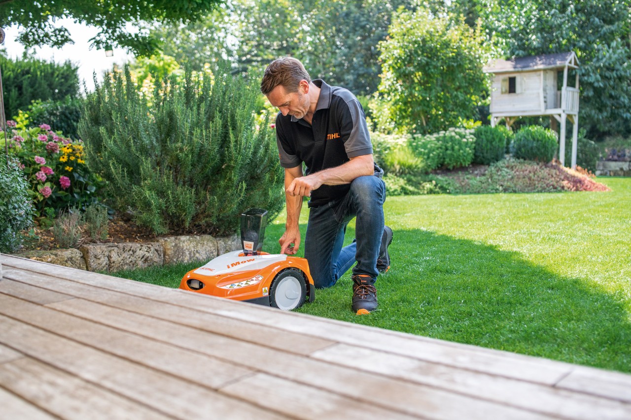 STIHL Fachhändler macht STIHL iMOW® Mähroboter 422 nach der Installation bereit für den Einsatz