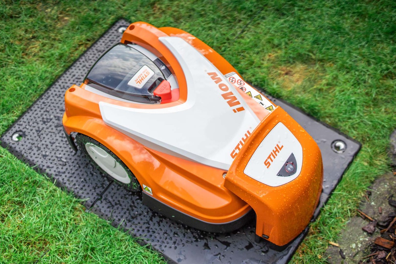 STIHL iMOW® Mähroboter 422 in der Dockingstation