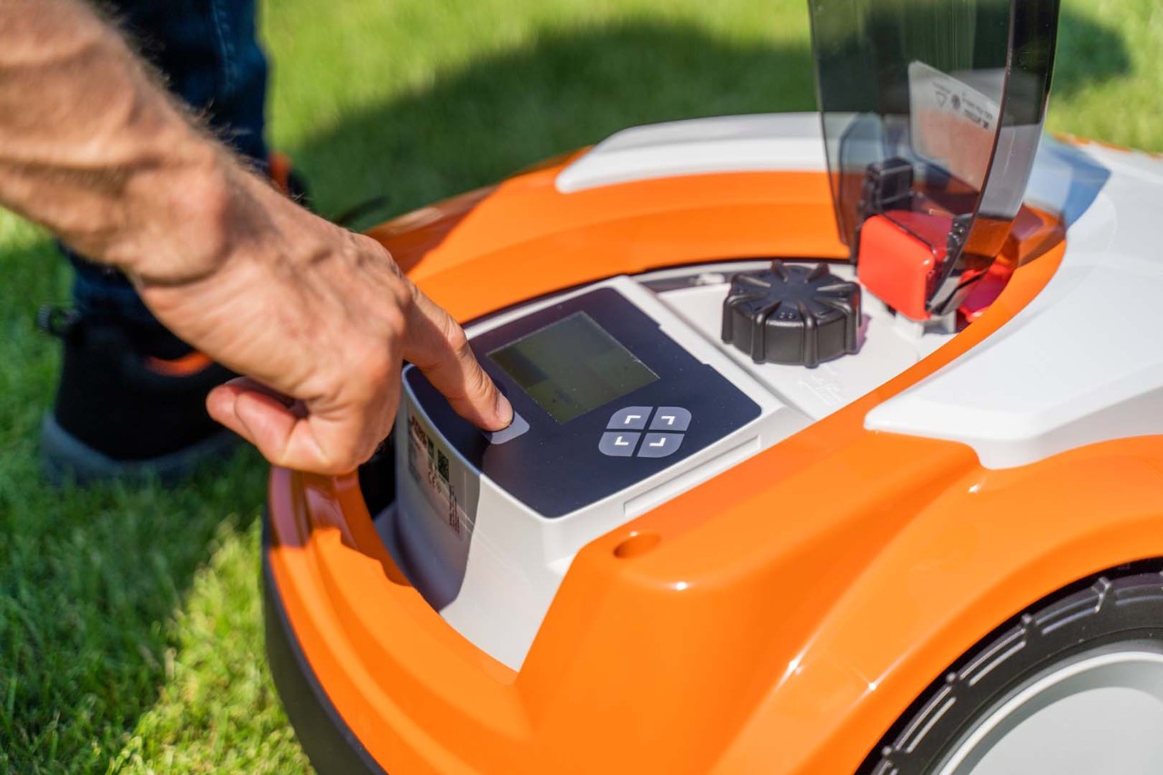 Am  STIHL iMOW® Mähroboter 422 wird vor der Winterpause die Mähautomatik ausgeschaltet und die Gerätesperre aktiviert