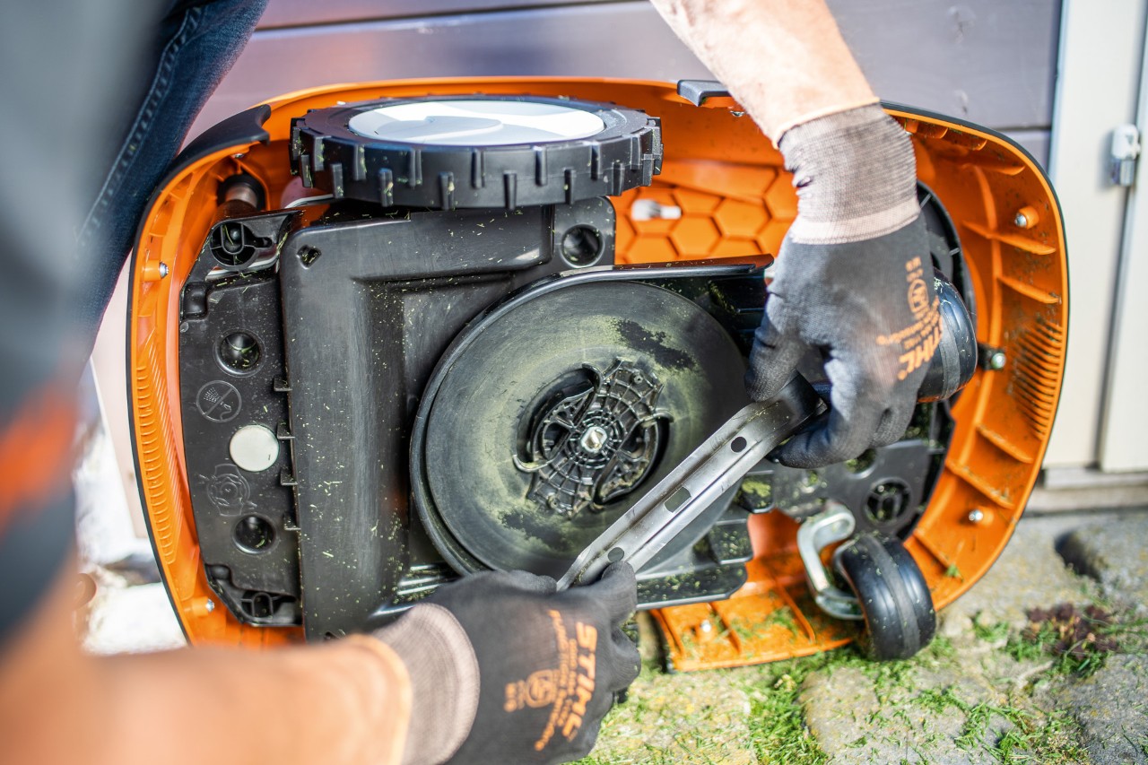 Am STIHL iMOW® Mähroboter 422 werden die Mähmesser gewechselt, bevor er winterfest gemacht wird