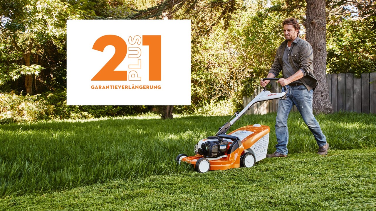 Logo der 2plus1 Garantieverlängerung auf einem Bild mit einem Mann, der Rasen mit einem STIHL Benzin-Rasenmäher RM 448 TC mäht