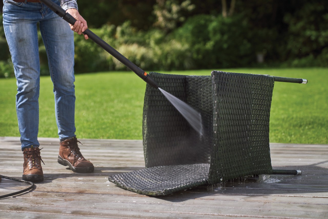 Rattanstuhl wird mit STIHL Hochdruckreiniger RE 130 plus gereinigt