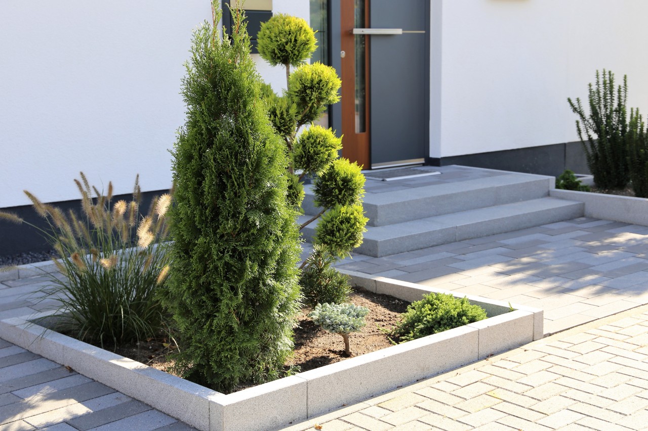  Vorgarten gestalten und das Beet mit Betonplatten eingrenzen