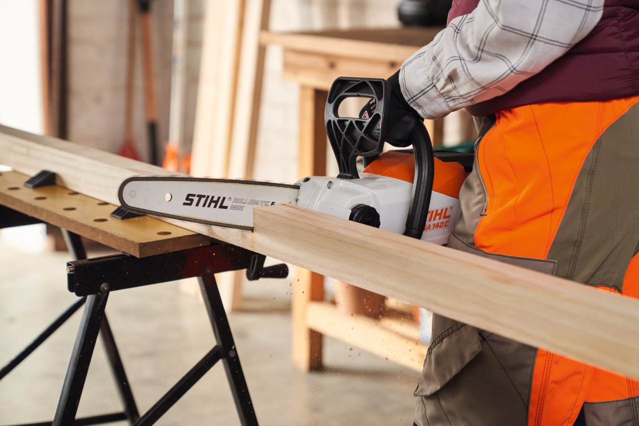 Aufnahme, wie mit der Akku-Motorsäge STIHL MSA 140 ein Pfosten zurechtgesägt wird
