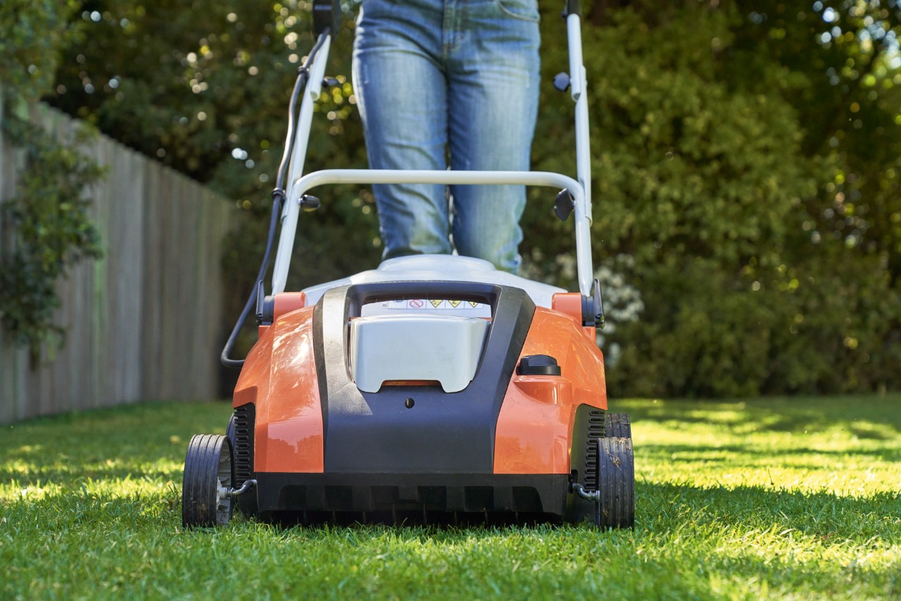Rasen wird mit STIHL Akku-Rasenlüfter RLA 240 gelüftet.