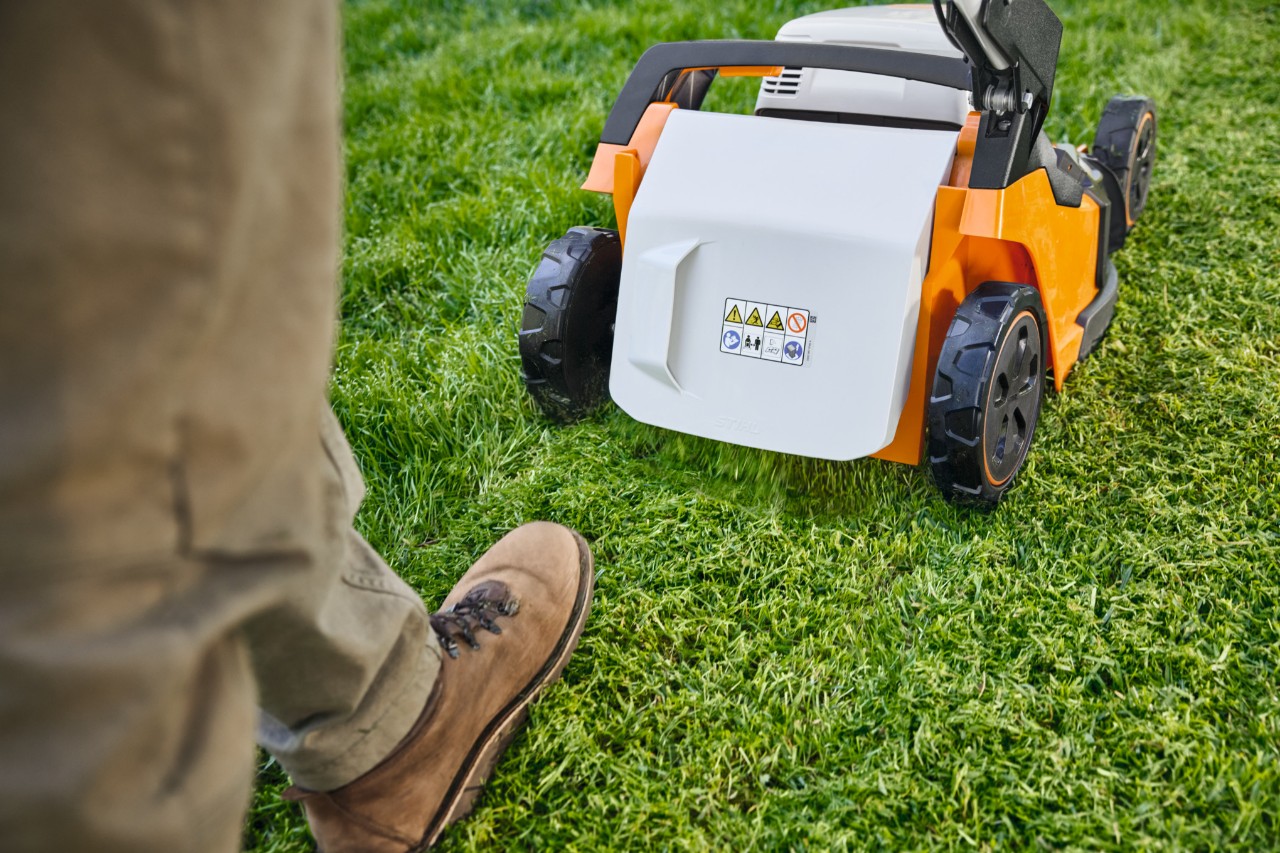 STIHL Mulchmäher beim Mulchen