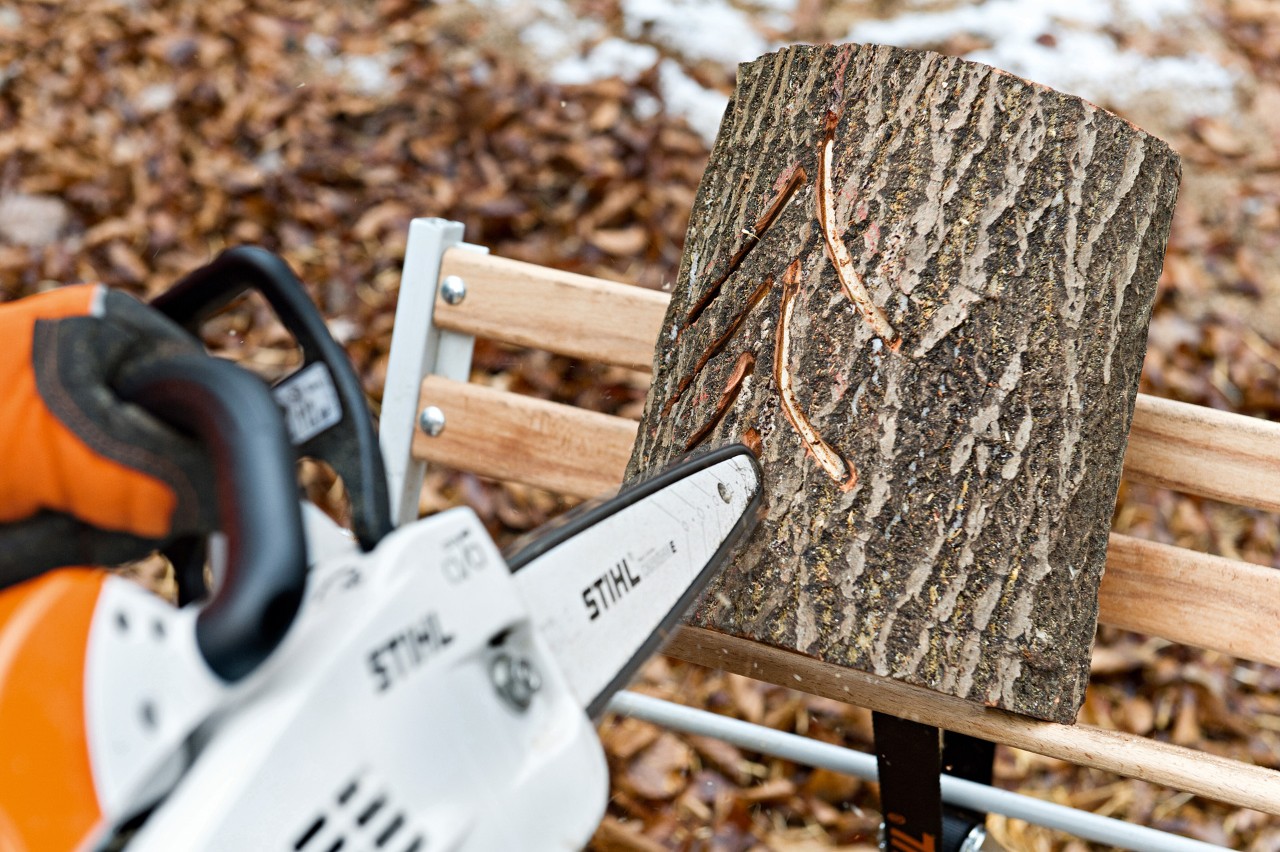 Lichtschlitze mit einer STIHL Benzin-Kettensäge MS 201 C-M mit M-Tronic in einsägen