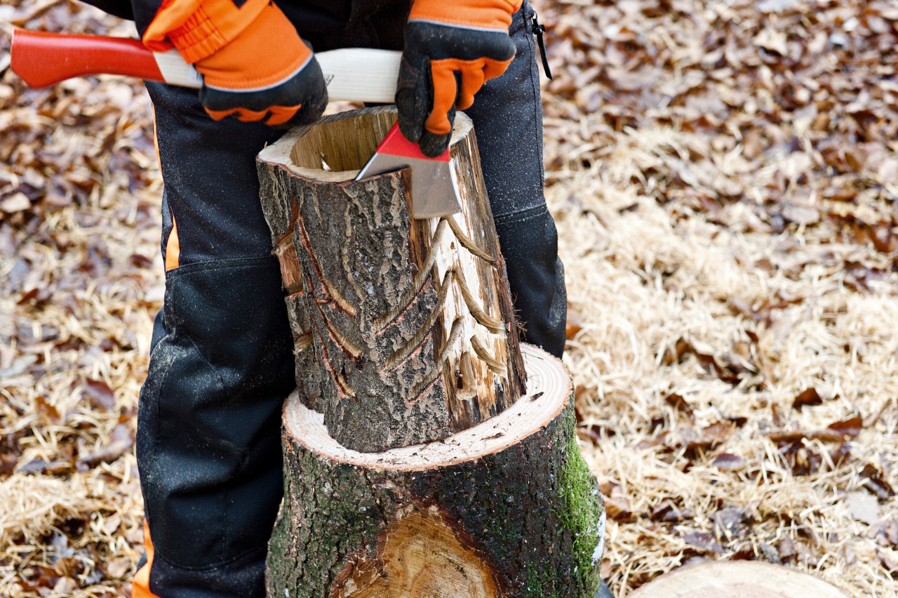 Beim Holzlaterne selber Bauen mit einem STIHL Forstbeil AX 6 die Laterne entrinden