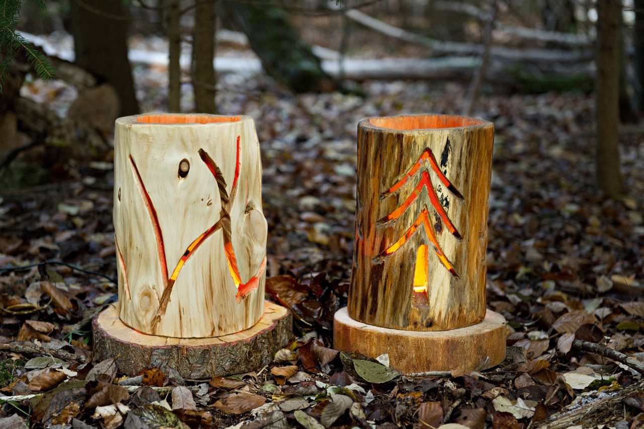 Zwei beleuchtete Holzlaternen zum Selberbauen im Laubwald