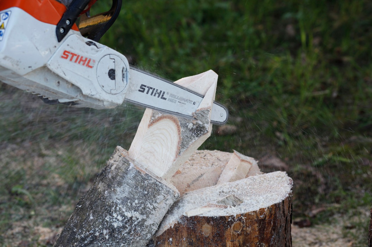 Beim Selbermachen von Kerzen aus Holz werden mit einer STIHL Akku-Motorsäge MSA 140 C Feinarbeiten an Holzstück durchgeführt   