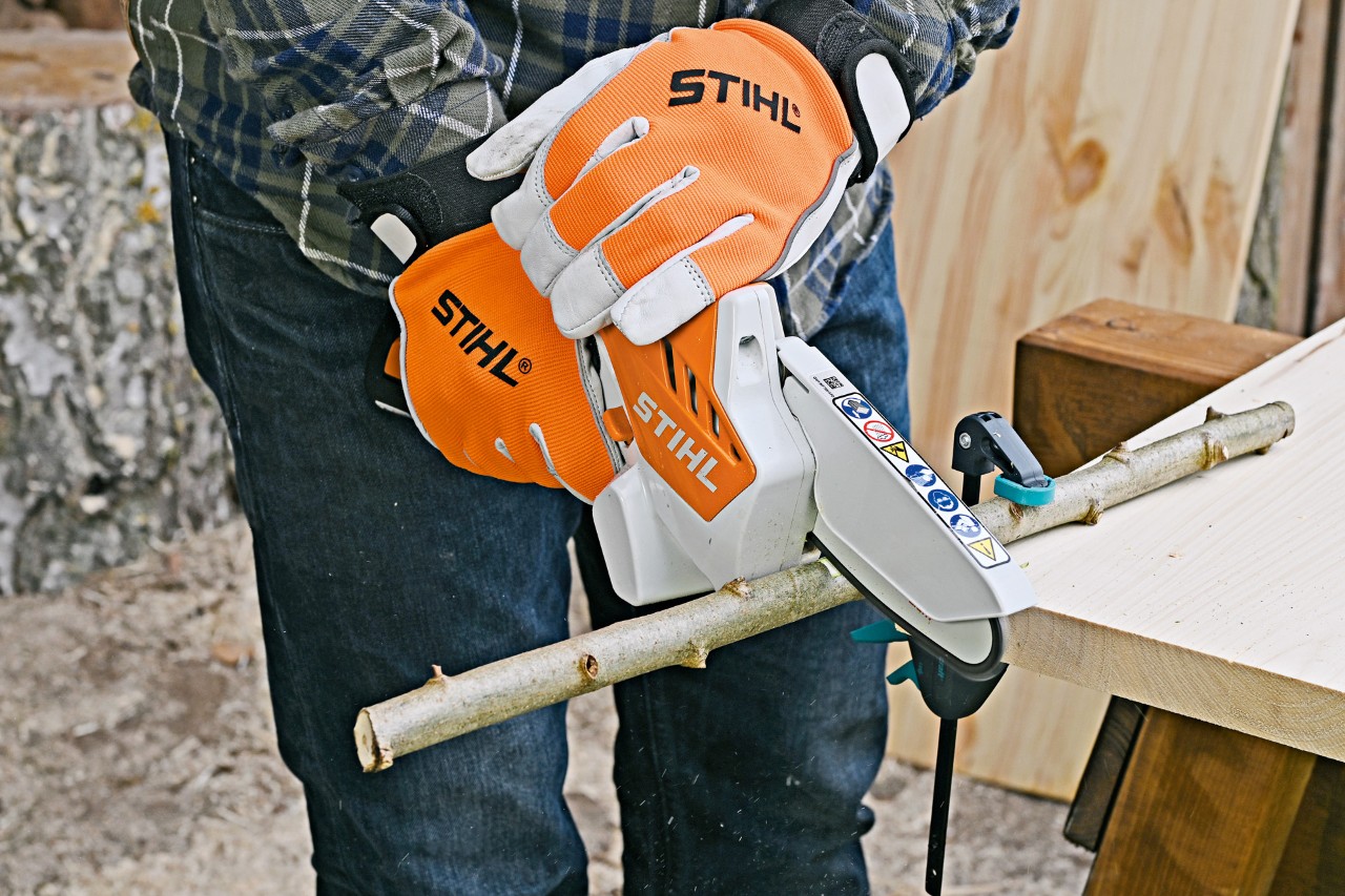 Mit dem STIHL Akku-Gehölzschneider GTA 26 wird ein Ast abgelängt