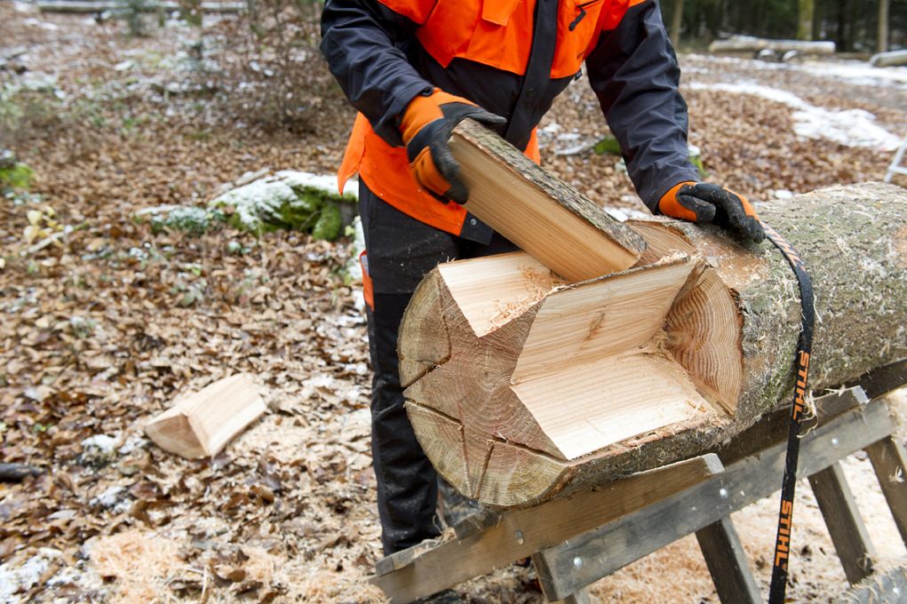 Die Form der Sterne aus Holz wird aus dem fixierten Stamm gesägt