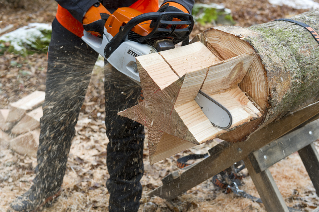 Der Stern wird mit der STIHL Motorsäge MS 261 C-M vom Stammstück abgeschnitten.