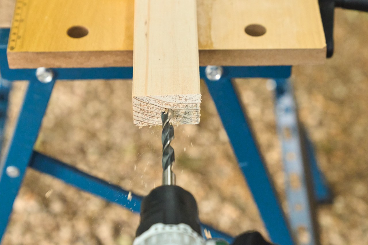 In die Bodenstrebe wird ein Loch für den Holzdübel gebohrt