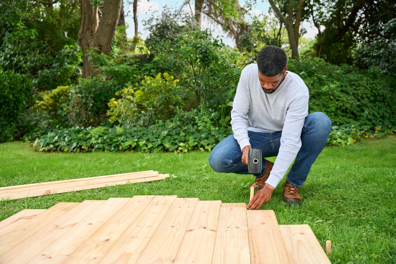Das Kinderzelt ist im Garten aufgebaut.