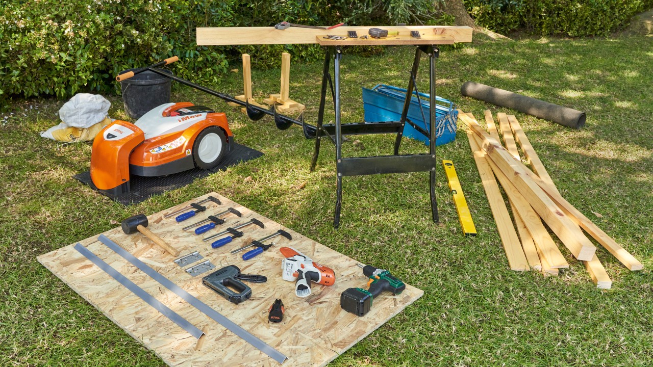 Nahaufnahme: Übersicht der Geräte und Materialien, die benötigt werden, um eine Mähroboter-Garage selber zu bauen, STIHL iMOW® Mähroboter