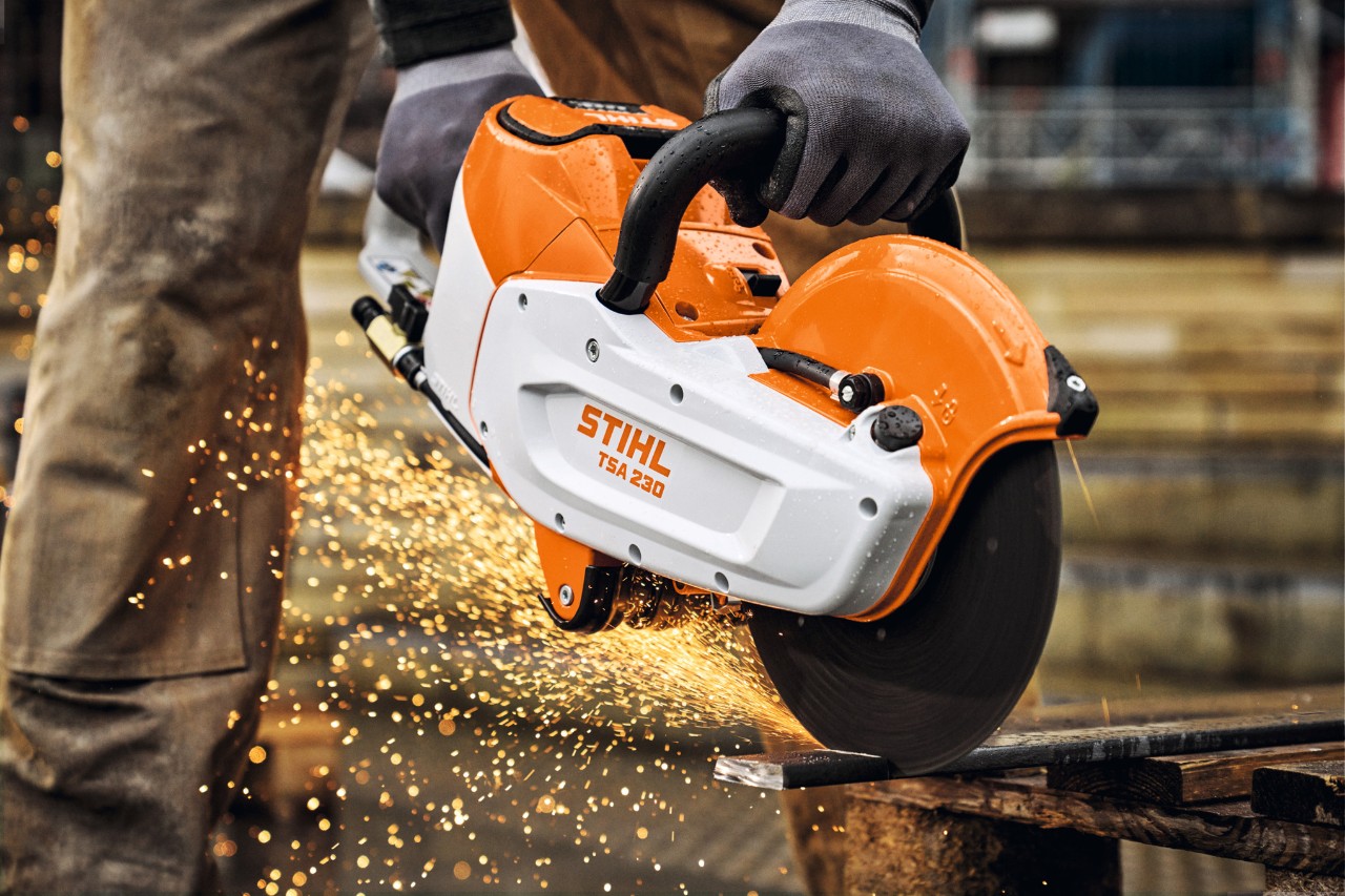 Mann arbeitet auf einer Baustelle mit einem STIHL Trennschleifer TS 500i