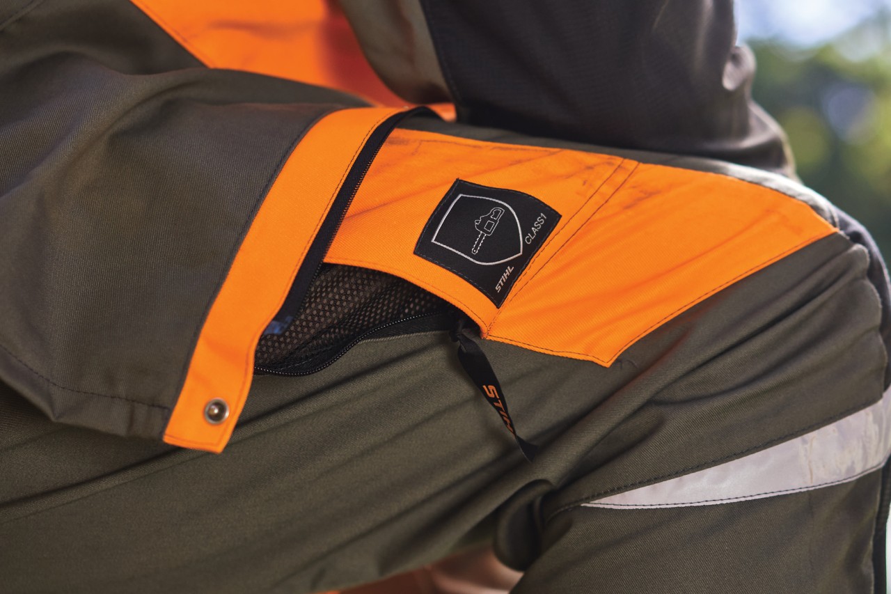 STIHL Schnittschutzhose in Grau und Orange mit Motorsägen-Piktogramm für die Schnittschutzklasse 1