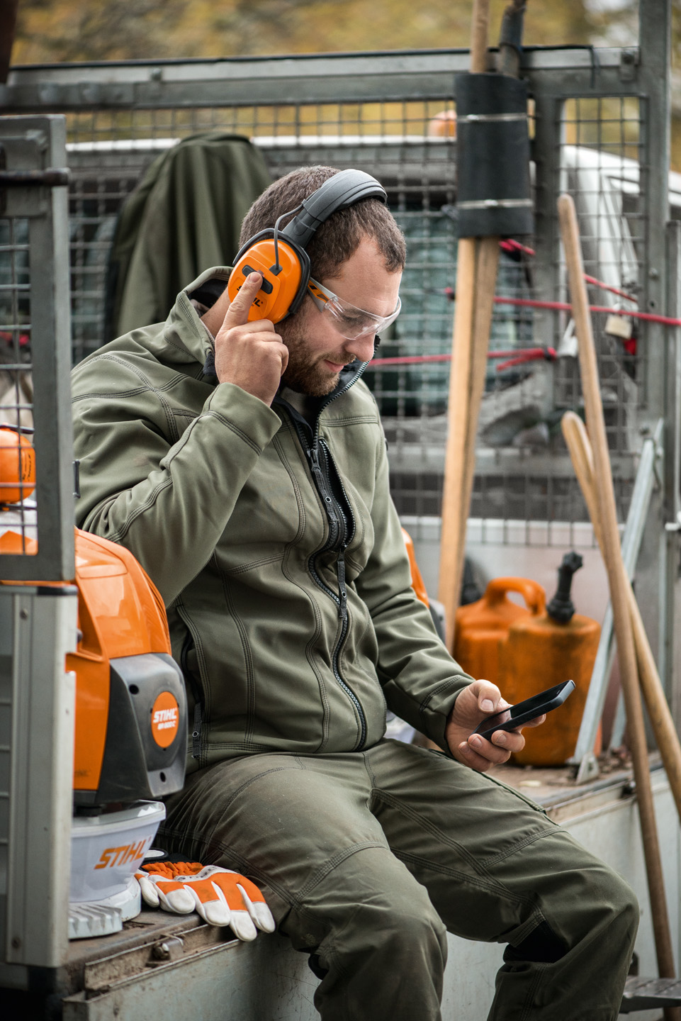 Kapselgehörschutz mit Funk- oder Bluetooth®-Funktion wie beispielsweise der STIHL Gehörschutzbügel Dynamic mit Bluetooth® (BT)