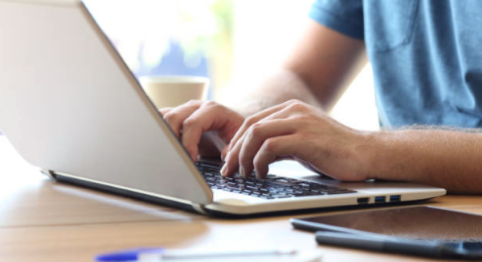 Person an einem Laptop