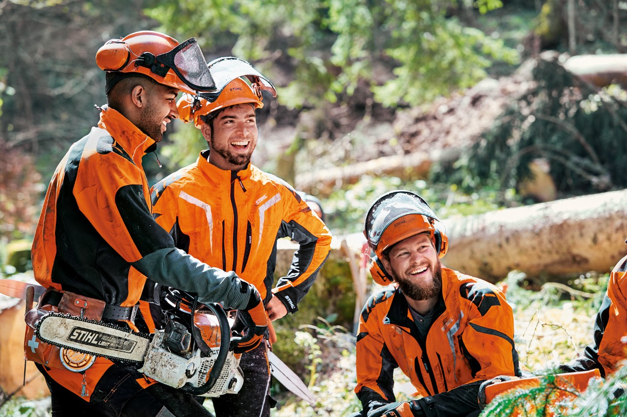 Forstarbeiter in STIHL Schutzkleidung mit STIHL MS 462 im Wald