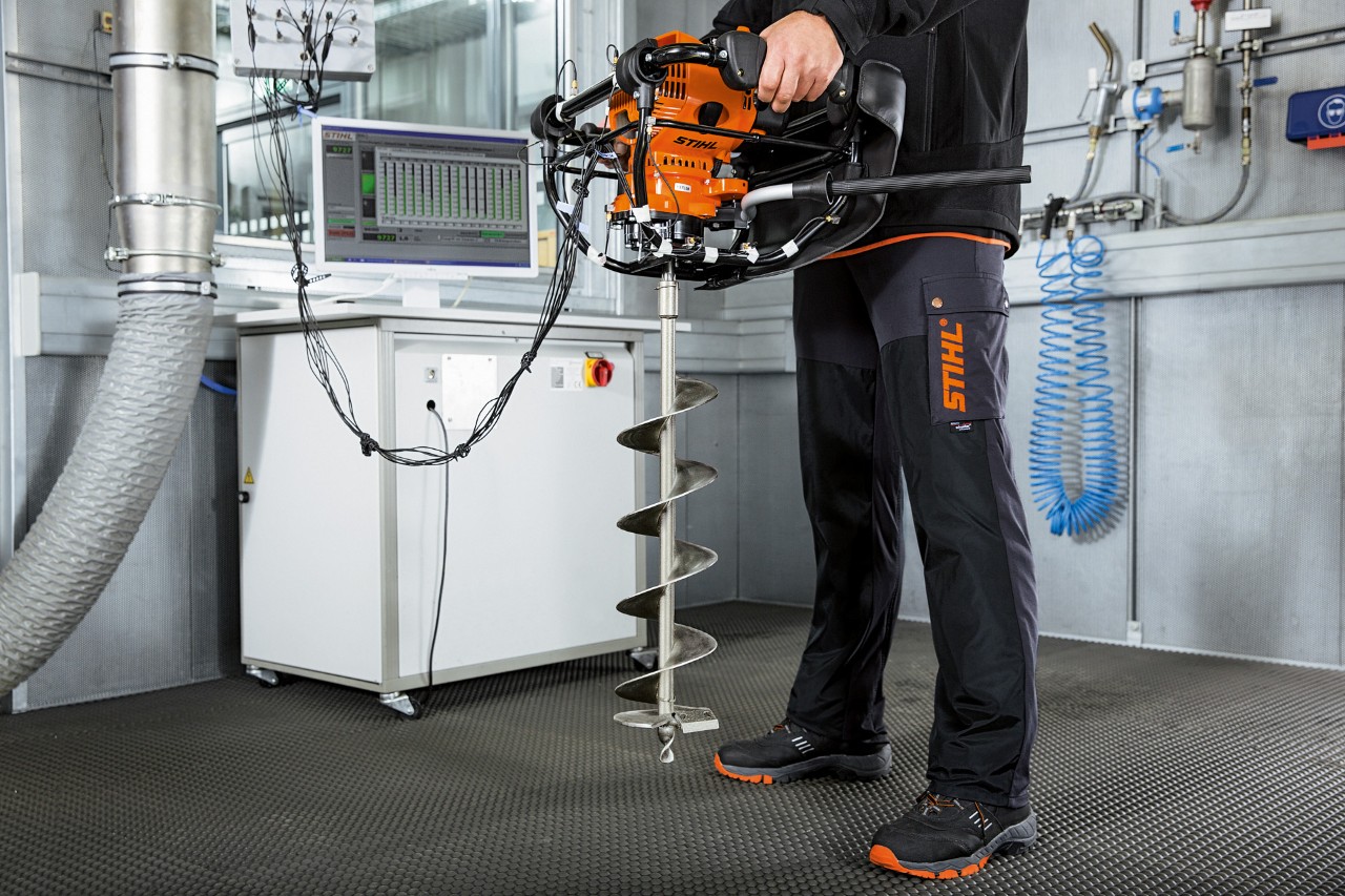 Ein STIHL Gerät wird auf seine Vibrationsbelastung getestet 