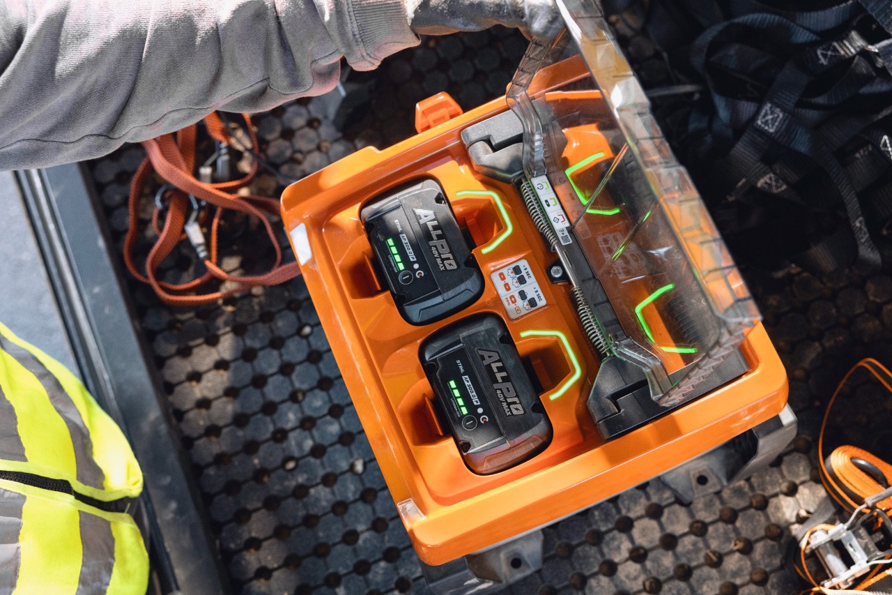 Vollgeladene STIHL ALLPRO 300.0 P (C) Akkus im mobilen Ladegerät AL 1802 MO