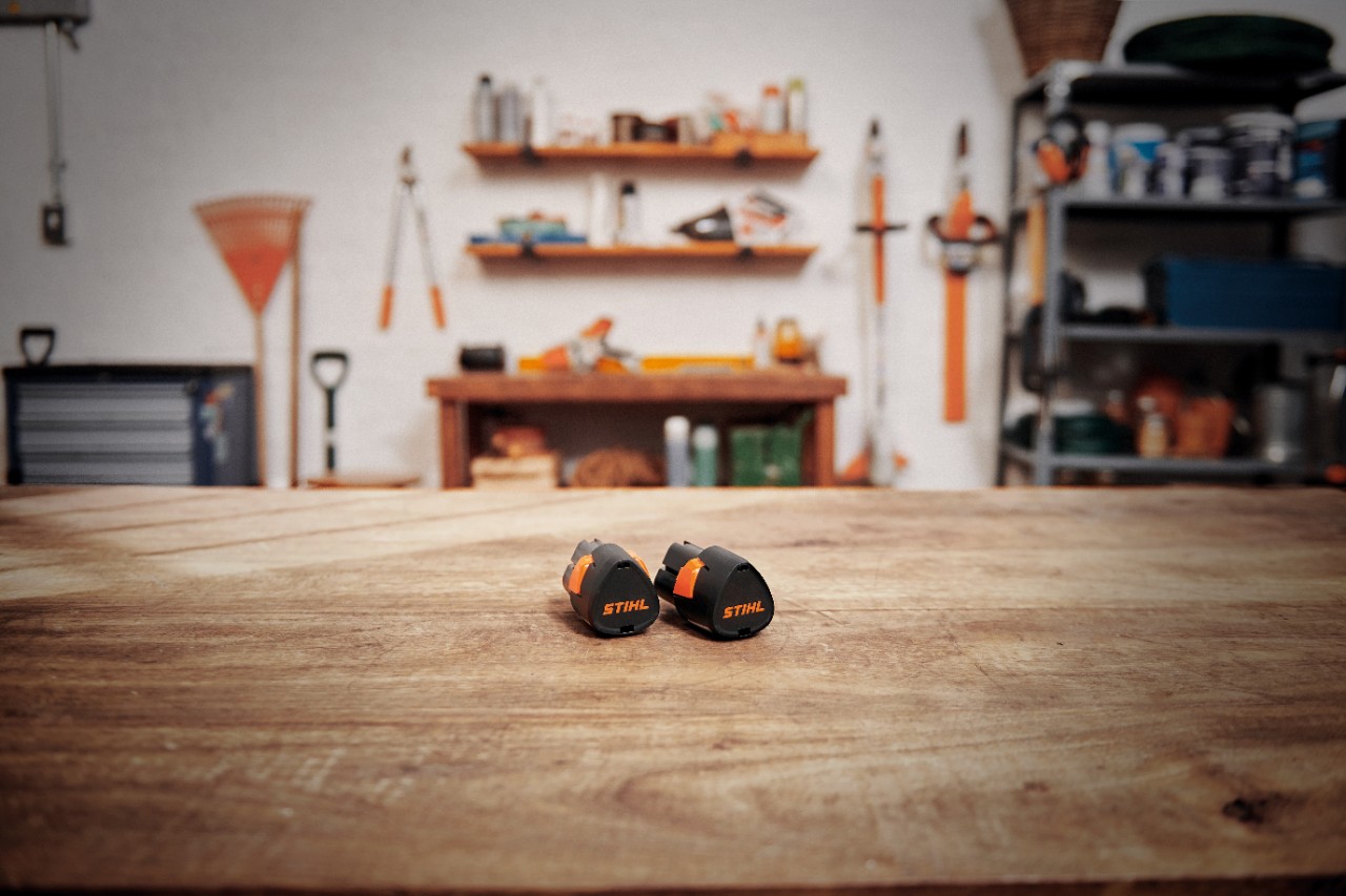 Werkstatt mit einem STIHL Akku AK 30 S auf einem Holztisch 