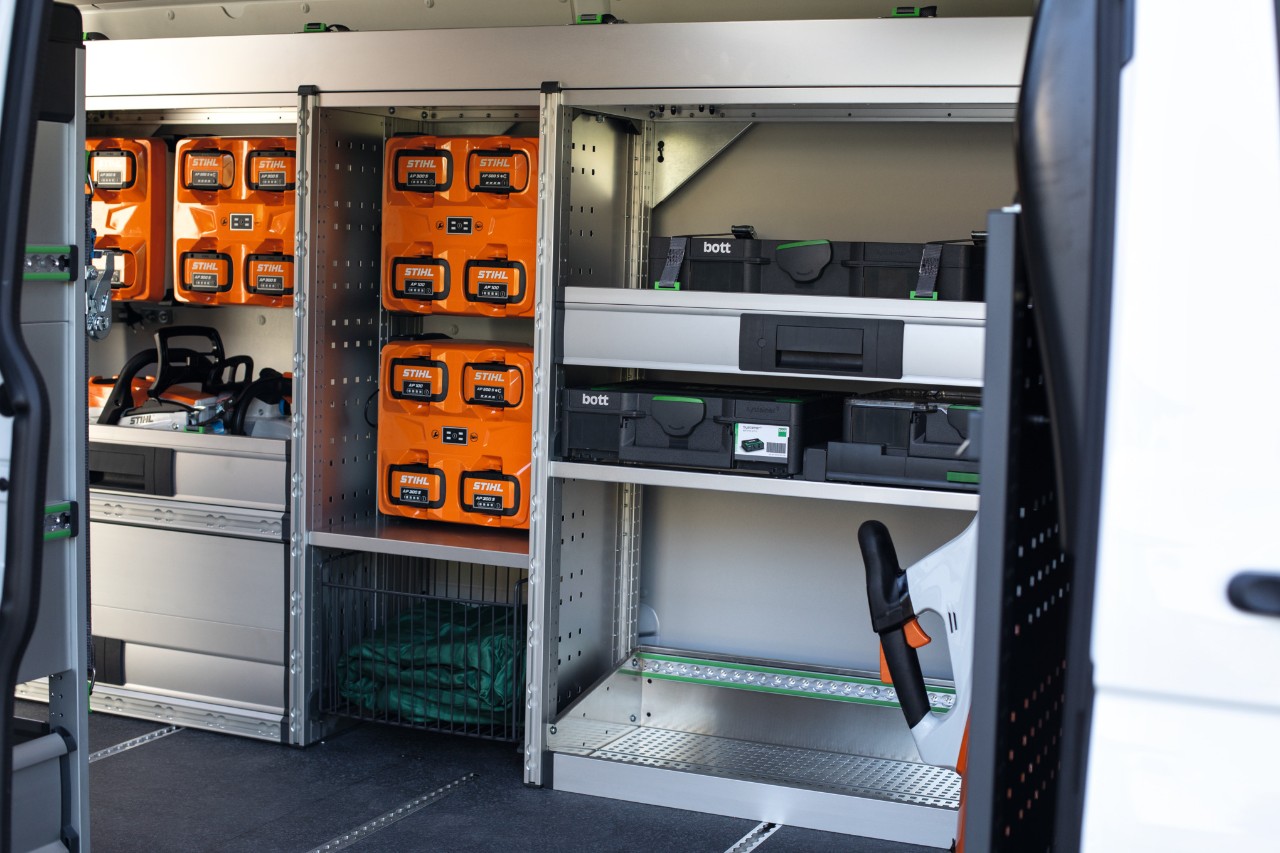 bott Vario3, daneben STIHL Akku-Geräte