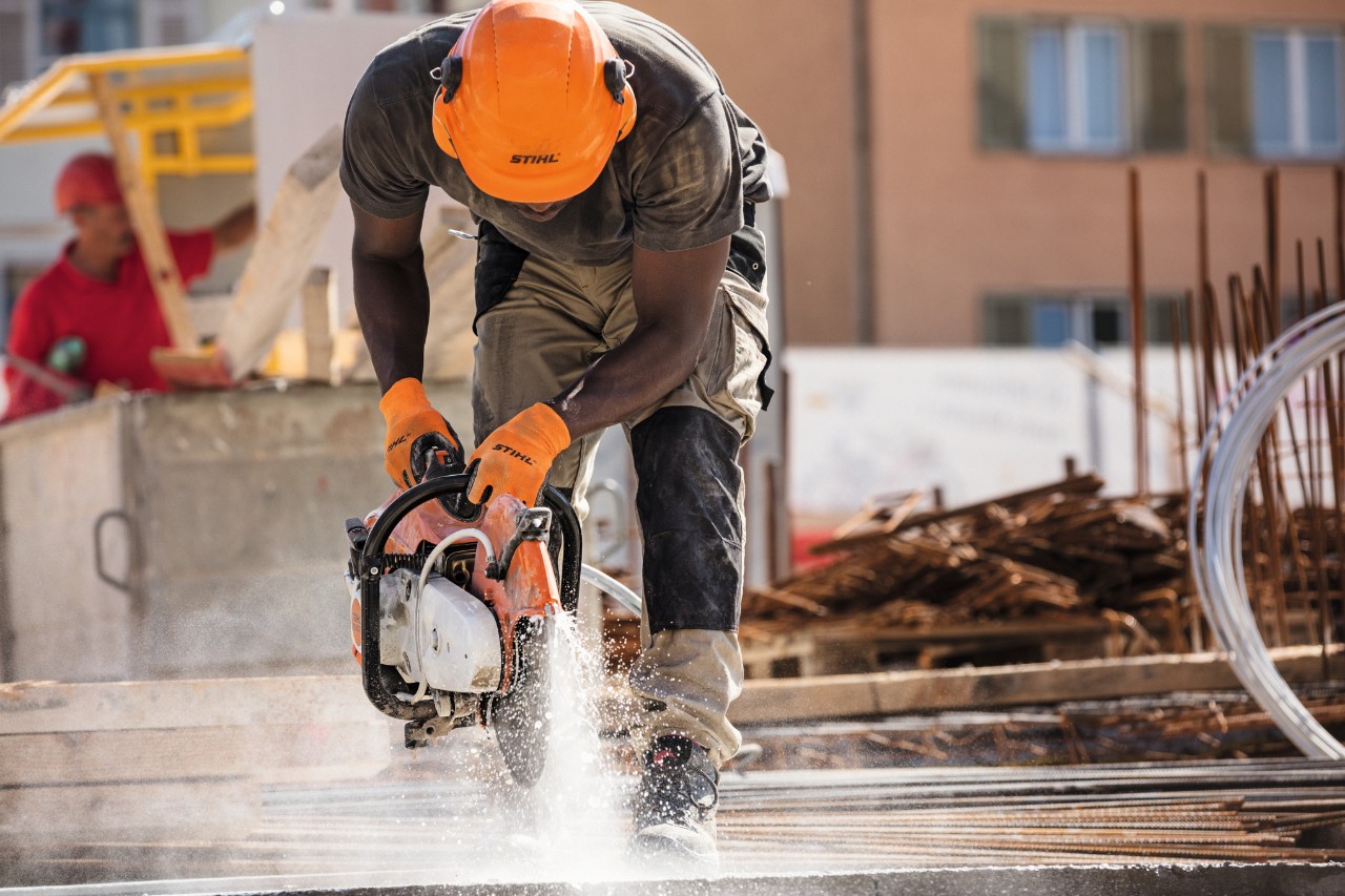 Mann in Schutzausrüstung arbeitet mit dem STIHL Trennschleifer MS 500i