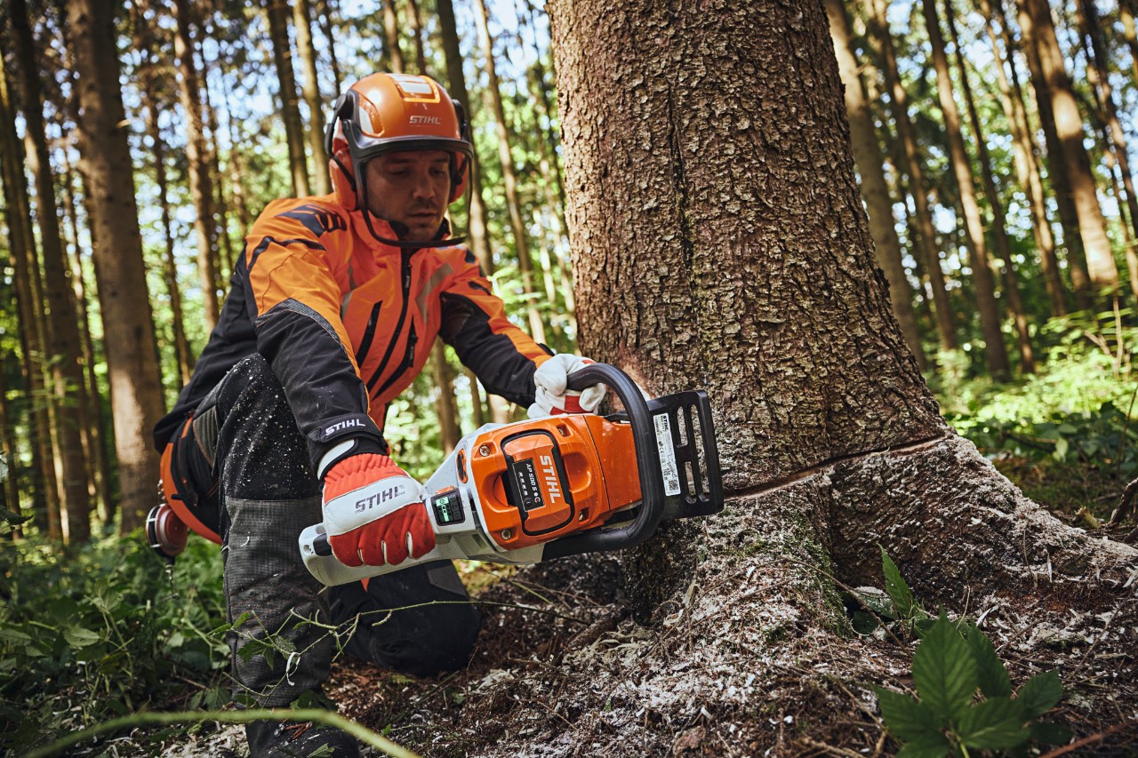 Nahaufnahme: STIHL Benzin-Kettensäge MS 261 C-M mit Dekompressionsventil wird gestartet