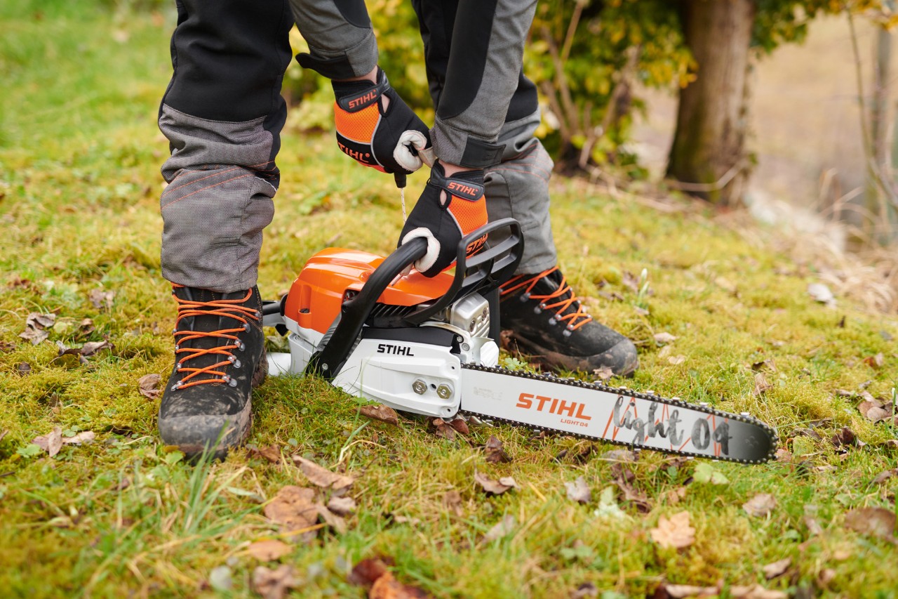 STIHL Benzin-Kettensäge MS 261 C-M mit ElastoStart beim Bodenstart